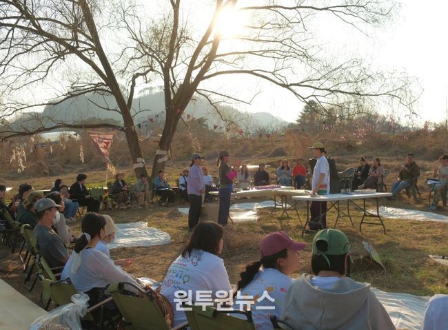 영월 청령포 ‘쪼매장’ 성황