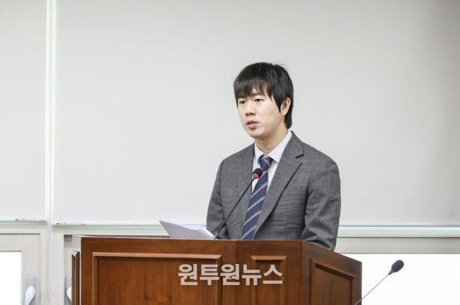 안산시의회 설호영 의원이 지난달 24일 제1상임위원실에서 열린 제302회 임시회 문화복지위원회에서 자신이 대표 발의한 ‘안산시 사회복지기금 설치 및 운용 조례 전부개정조례안’에 대해 설명하고 있다.