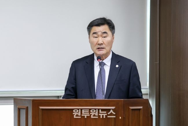 안산시의회 유재수 의원이 지난달 24일 제1상임위원실에서 열린 제302회 임시회 문화복지위원회에서 자신이 대표 발의한 ‘안산시 성인 문자해득교육 지원에 관한 조례 전부개정조례안’에 대해 설명하고 있다.