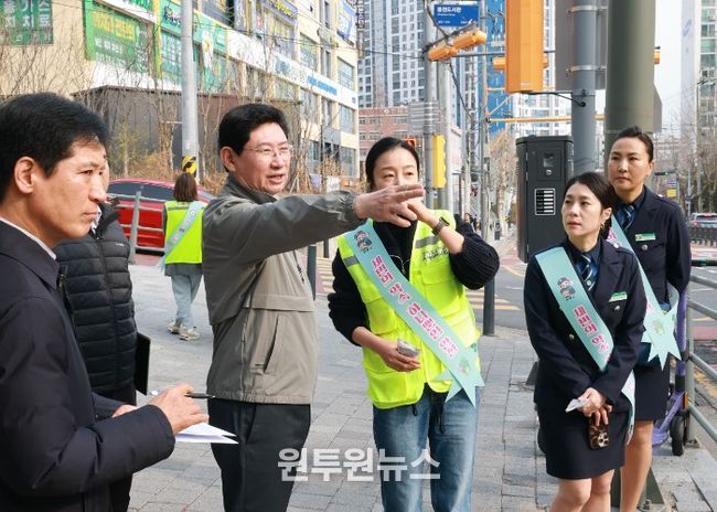 이상일 용인특례시장이 1일 수지구 풍덕초등학교를 찾아 횡단보도와 어린이보호구역 등 현장을 살펴보고 있다