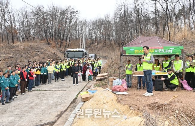 경북교육청, 산불 피해 지역에서 식목 행사 개최(제81회 식목일 앞두고 생태계 복구와 환경 보전 의식 되새겨)(인사말하고 있는 임종식 교육감)