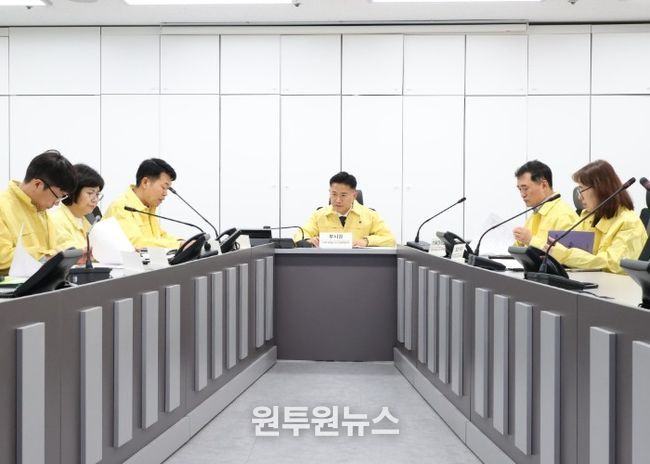 안양시는 1일 오후 2시 시청 8층 재난안전상황실에서 이계삼 부시장 주재로 중동사태 관련 비상경제대응반회의를 열었다