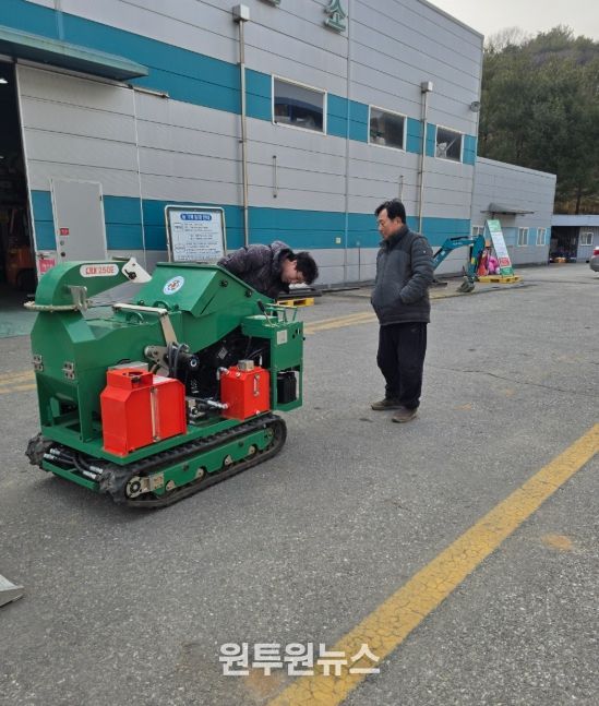 농기계임대사업소 직원들이 주말에도 농민들에게 농기계 임대를 하고 있다.