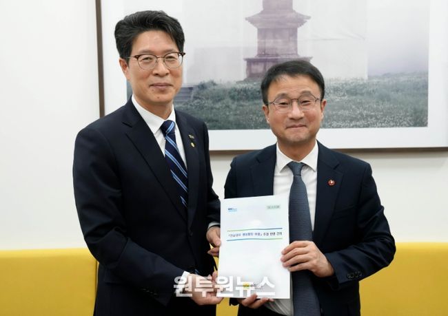 황기연 전라남도지사 권한대행이 3일 서울 국회에서 한병도 더불어민주당 원내대표와 면담을 갖고 전남광주행정통합 비용 추경 반영 등을 위한 건의 및 협조를 요청하고 있다.