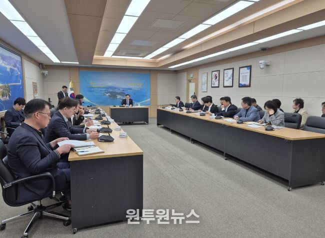 여수시가 2026여수세계섬박람회조직위원회와 함께 섬박람회 대책 마련을 위한 회의를 개최하고 있다.