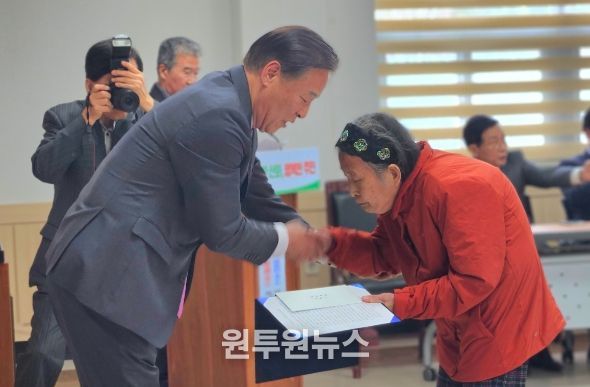 - 이희숙 씨가 효우대상을 수상하고 있다.