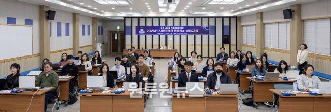 최충규 대덕구청장(사진 첫 번째 줄 왼쪽 다섯 번째)과 대덕구 공직자들이 구청 대회의실에서 ‘생성형 AI 활용 교육’에 앞서 기념 촬영을 하고 있다.