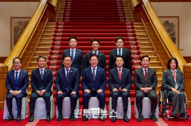 이재명 대통령이 4월 7일 청와대에서 여·야·정 민생경제 협의체 회담에 앞서 참석자들과 기념촬영하고 있다.
<p> </p>
<p>(청와대)