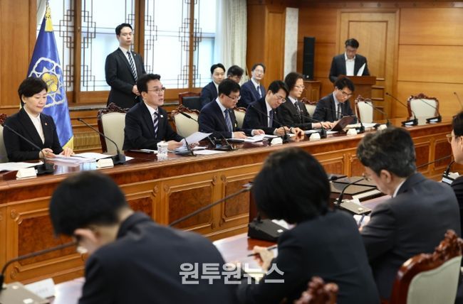 김민석 국무총리가 8일 세종대로 정부서울청사에서 열린 비상경제본부회의를 주재하고 있다.