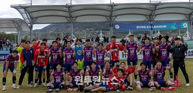 기장군민축구단이 시즌 첫 승을 거두고 기념촬영을 하고 있다.