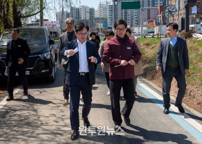 김병수 김포시장이 7일 고다니 유수지, 한강중앙공원, 김포대로 미세먼지 저감숲 조성 대상지 등 주요 사업 현장을 방문해 진행 상황을 점검하고 시민 중심의 공간 조성 방안을 모색하고 있다.