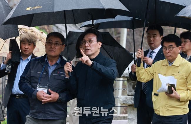 김민석 국무총리가 9일 세종 장군면 아스팔트콘크리트 생산업체를 방문, 중동 사태에 따른 건설 자재 수급 리스크 등을 점검하고 있다.(국무조정실)