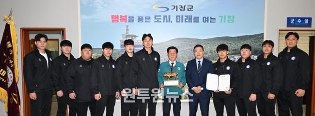 정종복 기장군수(오른쪽 여섯번째)가 기장갈매기 씨름단과 제 80회 전국씨름선수권대회 단체전 우승 기념촬영을 하고 있다.