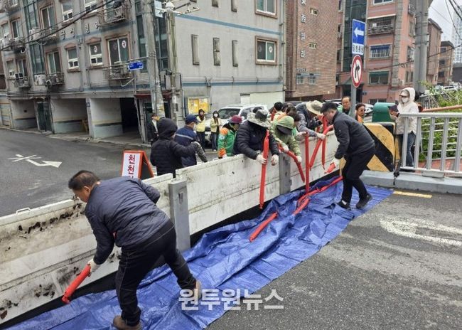 10일 집중호우에 앞서 목감천 개명교 일원에서 목감천 범람에 대비한 차수판 설치 훈련을 하고 있다.