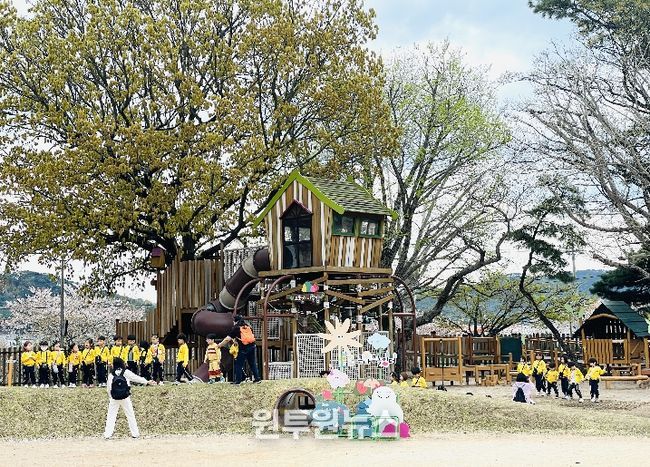 상북유치원 원아들이 10일 큰나무놀이터에서 지역사회연계 특별체험을 하고 있다.