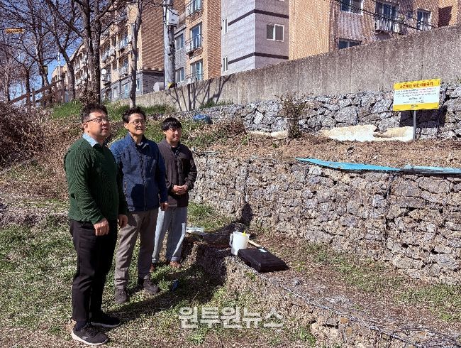김현수 제1부시장이 서호천 일원 불법 점용 현장을 점검하고 있다