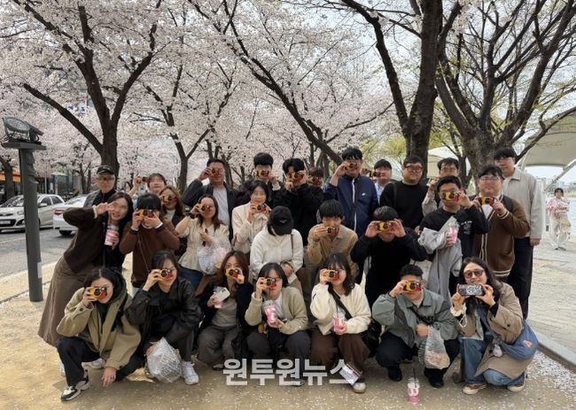 청년들이 ‘지역문화 체험 활동’에 참가해 수성못에서 벚꽃을 감상하고 필름 카메라로 풍경을 찍은 뒤 기념 촬영을 하고 있다.