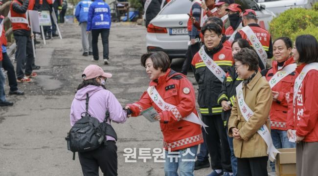 과천시, 관악산 등산로 입구에서 산불 예방 홍보 펼쳐