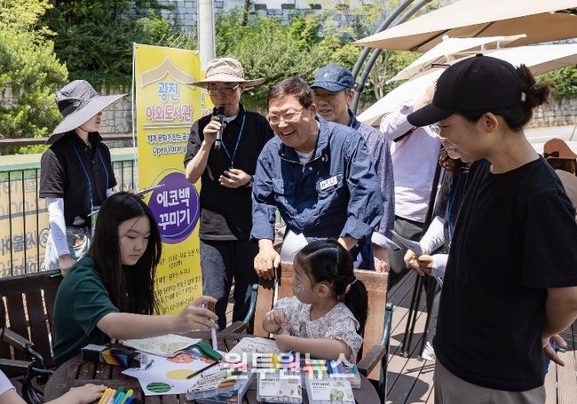 광진 야외도서관 행사에 참석한 김경호 광진구청장
