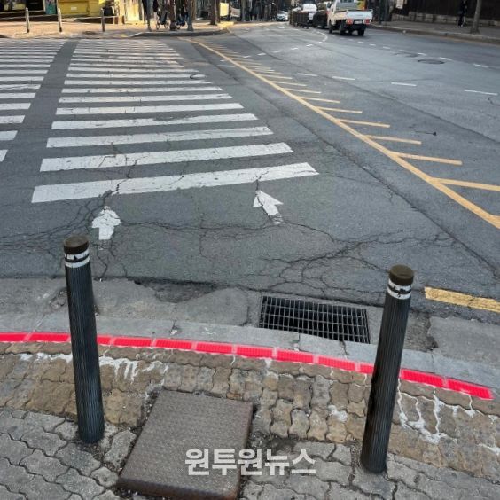 단국대삼거리 LED 바닥형 보행신호등 설치 모습