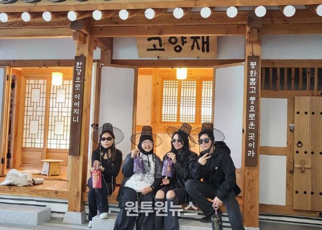 고양관광정보센터 고양재에 마련된 포토존에서 한국문화를 경험하고 있다.