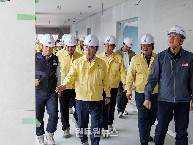 진교훈 서울 강서구청장(맨 앞 왼쪽, 노란 점퍼)이 14일(화) 강서구 통합신청사 건립 현장을 찾아 공사 진행상황을 점검하고 있다.