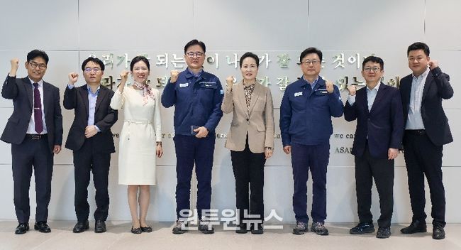 이진희 관세청 통관국장(오른쪽 네번째)이 14일 HD현대오일뱅크 대산공장을 방문하여 현장 애로사항을 직접 청취한 뒤 업체 관계자들과 기념 촬영하고 있다
<p> </p>
<p>