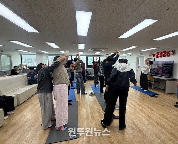 장애인복지시설 이용자들이 맞춤형 운동 프로그램에 참여하고 있다.