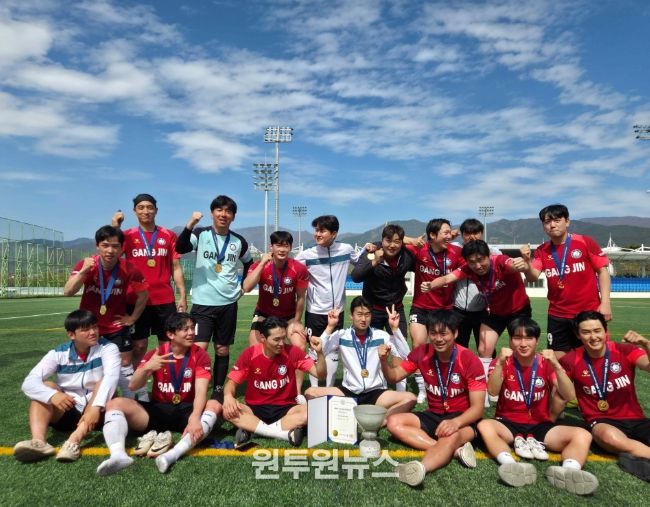 축구 종목 종합 우승을 거둔 강진군 선수들