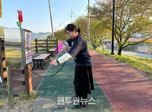 밀양시 무안면 청도천 제방에 설치된 해충기피분사제를 방문객이 사용하고 있다.