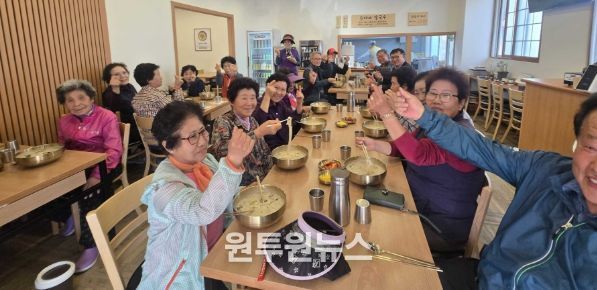 밀양시 부북면 소재 순이네칼국수에서 지역 어르신들이 칼국수를 드시며 담소를 나누고 있다.