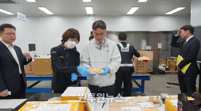 이종욱 관세청 차장(왼쪽 세번째)이 16일 인천공항세관 특송물류센터를 방문하여 통관 단계에서의 마약류 단속 프로세스를 점검하고 있다