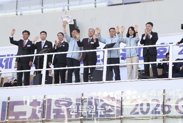 이재식 수원특례시의회 의장을 비롯한 참석자들이 16일 광주시 G-스타디움에서 열린‘제72회 경기도체육대회 개회식’에서 손을 흔들며 개막을 축하하고 있다.